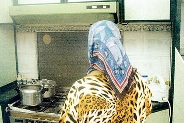 سعودية قامت بتركيب كاميرا مراقبة في المطبخ واكتشفت بأن الخادمة تقوم بفعل شيء صادم! تفعله في العصير!!
